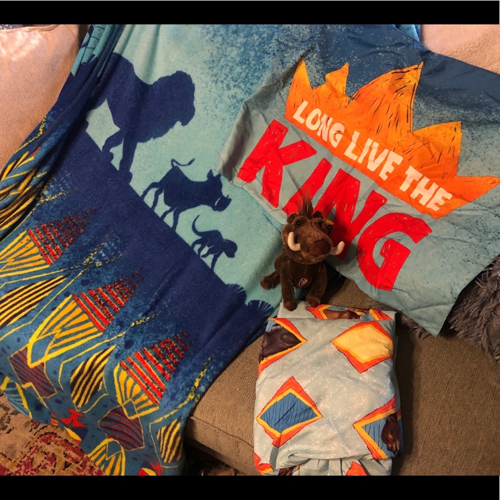 Lion Twin Sheet set, plush blanket, and talking pumbaa